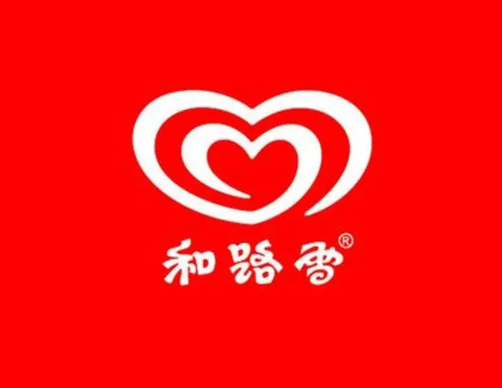 和路雪logo(英文Wall's)在中国的以大红背景和两个心形图案构成，底部为中国特色的汉字笔画